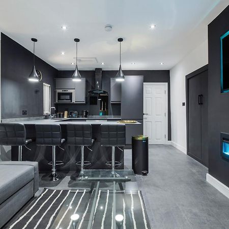 Two Bed Modern Apartment 5Min Walk To Town Centre With Free Parking ! Under New Management Блекпул Екстер'єр фото
