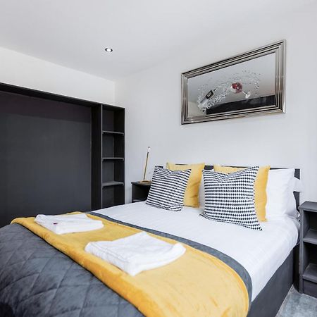 Two Bed Modern Apartment 5Min Walk To Town Centre With Free Parking ! Under New Management Блекпул Екстер'єр фото