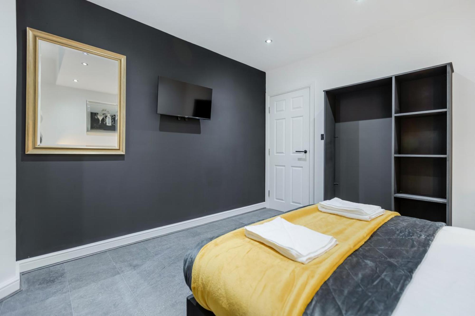 Two Bed Modern Apartment 5Min Walk To Town Centre With Free Parking ! Under New Management Блекпул Екстер'єр фото
